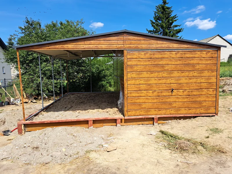Plechová garáž 3 × 6 m s prístreškom 3 × 6 m, fotografia realizácie 2
