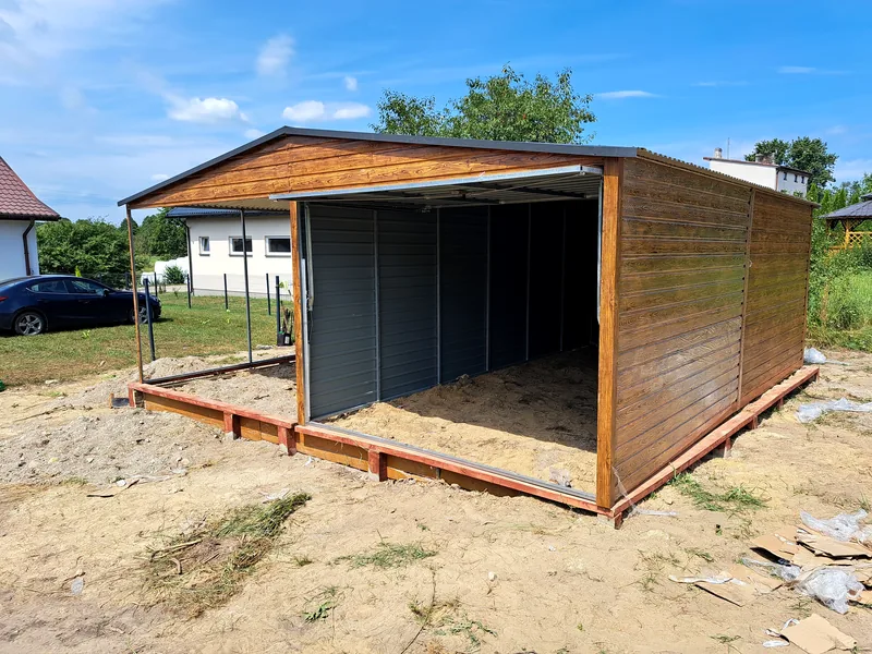 Plechová garáž 3 × 6 m s prístreškom 3 × 6 m, fotografia realizácie 3