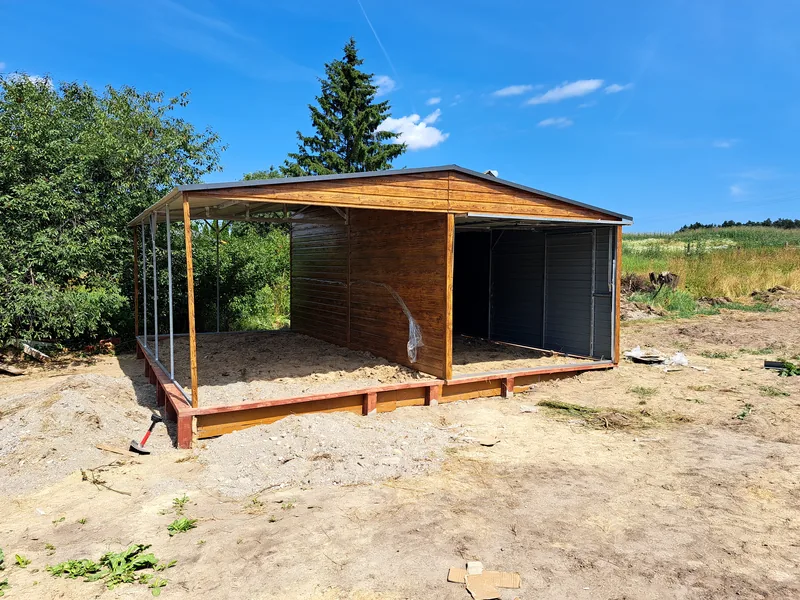Plechová garáž 3 × 6 m s prístreškom 3 × 6 m, fotografia realizácie 4