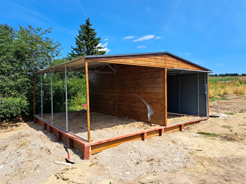 Plechová garáž 3 × 6 m s prístreškom 3 × 6 m, fotografia realizácie 5