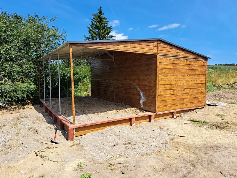 Plechová garáž 3 × 6 m s prístreškom 3 × 6 m, fotografia realizácie 6
