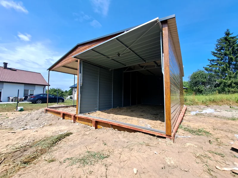 Plechová garáž 3 × 6 m s prístreškom 3 × 6 m, fotografia realizácie 7