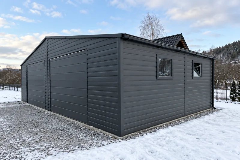 Garaż blaszany 8 × 6 m z czterema oknami