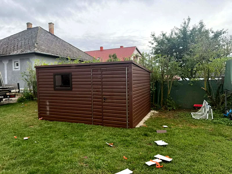 Lemezgarázs 3 × 2 m hátrafelé lejtő tetővel és ablakkal, 2. referenciafotó