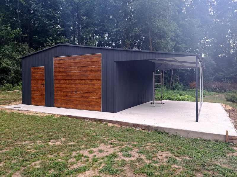 Plechová garáž 8 × 6 m s prístreškom 3 × 6 m, fotografia realizácie 2