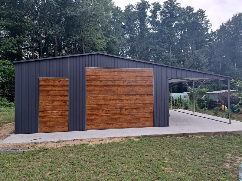 Plechová garáž 8 × 6 m s prístreškom 3 × 6 m, fotografia realizácie 3
