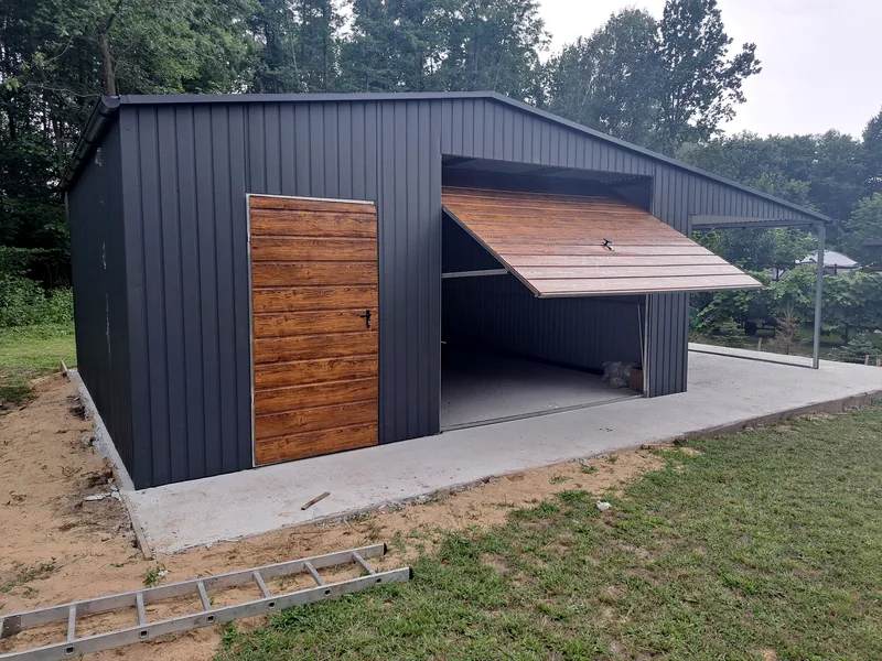 Plechová garáž 8 × 6 m s prístreškom 3 × 6 m, fotografia realizácie 4
