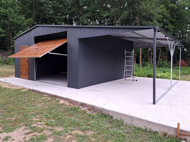 Plechová garáž 8 × 6 m s prístreškom 3 × 6 m, fotografia realizácie 5