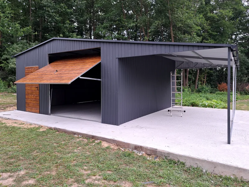 Plechová garáž 8 × 6 m s prístreškom 3 × 6 m, fotografia realizácie 6