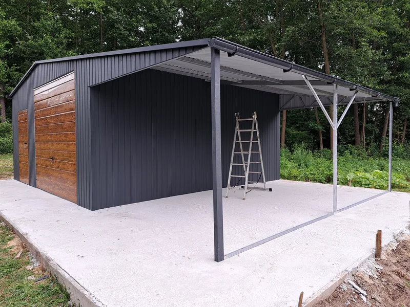 Plechová garáž 8 × 6 m s prístreškom 3 × 6 m, fotografia realizácie 7