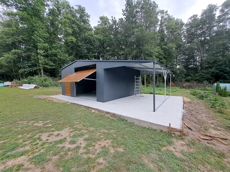 Plechová garáž 8 × 6 m s prístreškom 3 × 6 m, fotografia realizácie 8