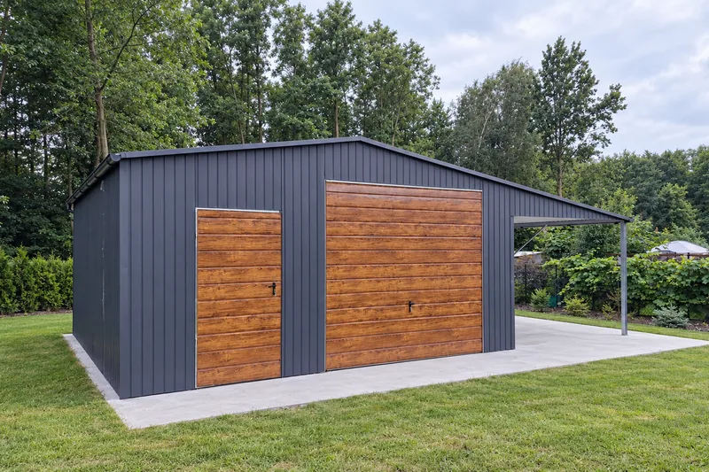 Garaż blaszany 8 × 6 m z wiatą 3 × 6 m