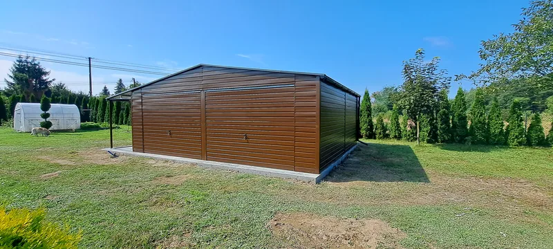 Plechová garáž 7 × 6 m s dvoma bránami, dverami a oknom, fotografia realizácie 2