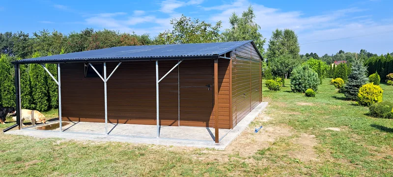 Plechová garáž 7 × 6 m s dvoma bránami, dverami a oknom, fotografia realizácie 3