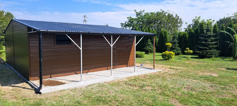 Plechová garáž 7 × 6 m s dvoma bránami, dverami a oknom, fotografia realizácie 4
