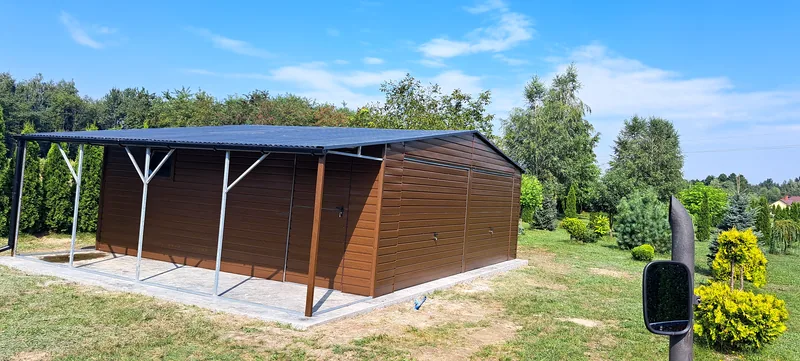 Plechová garáž 7 × 6 m s dvoma bránami, dverami a oknom, fotografia realizácie 5