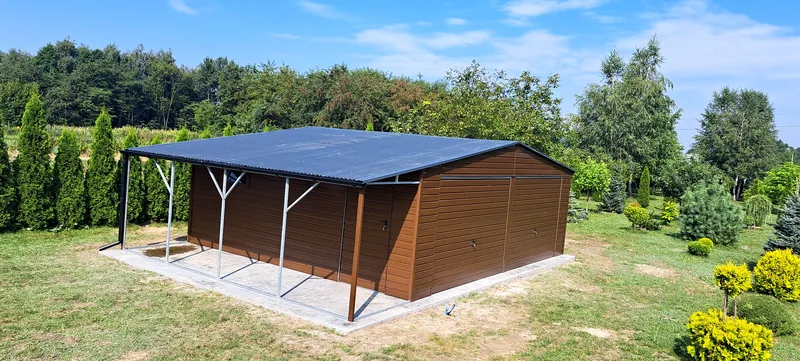 Plechová garáž 7 × 6 m s dvoma bránami, dverami a oknom, fotografia realizácie 6