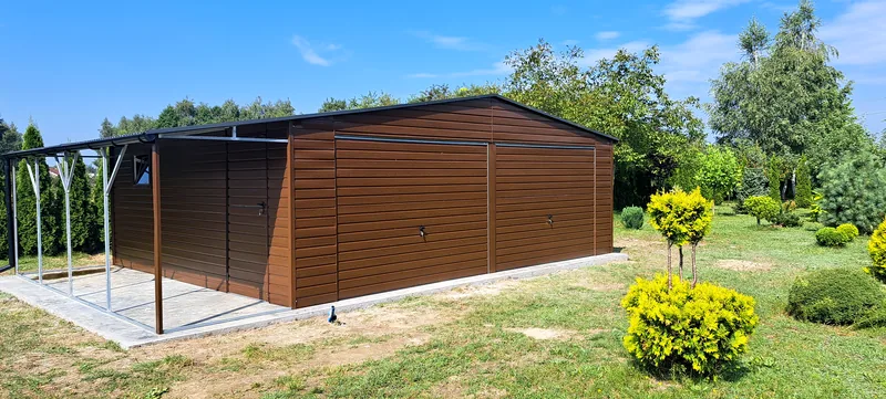 Plechová garáž 7 × 6 m s dvoma bránami, dverami a oknom, fotografia realizácie 7