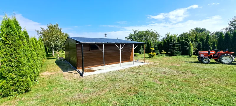 Plechová garáž 7 × 6 m s dvoma bránami, dverami a oknom, fotografia realizácie 8