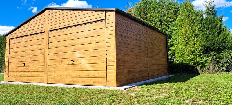 Garaż blaszany 7 × 6 m z dwiema bramami, zdjęcie realizacji 2
