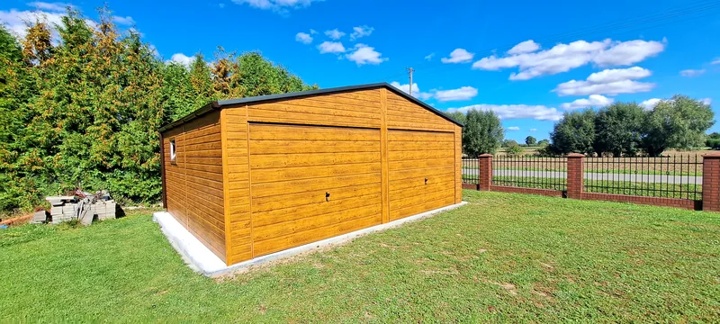 Garaż blaszany 7 × 6 m z dwiema bramami, zdjęcie realizacji 6
