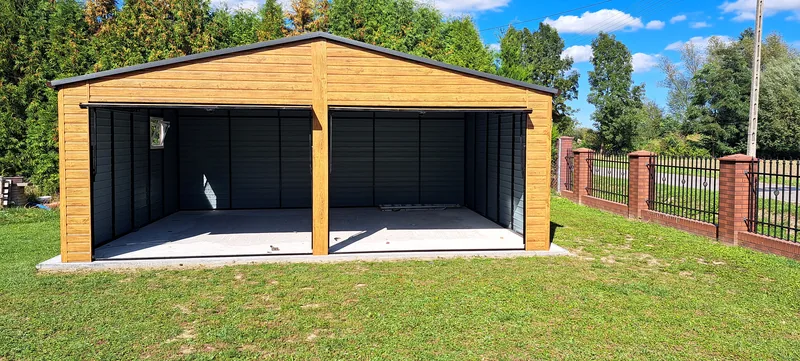 Garaż blaszany 7 × 6 m z dwiema bramami, zdjęcie realizacji 7