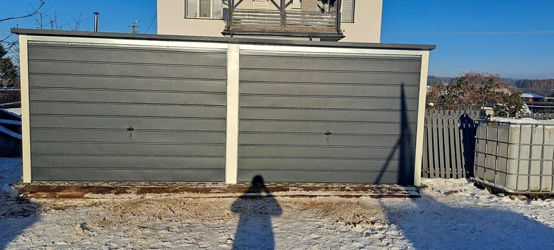 Plechová garáž 6 × 5 m s dvoma bránami, fotografia realizácie 2