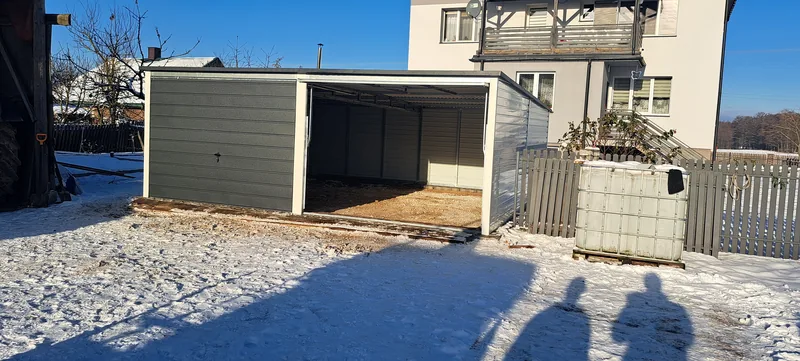 Plechová garáž 6 × 5 m s dvoma bránami, fotografia realizácie 3