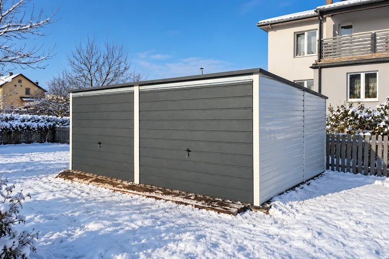 Garaż blaszany 6 × 5 m z dwiema bramami