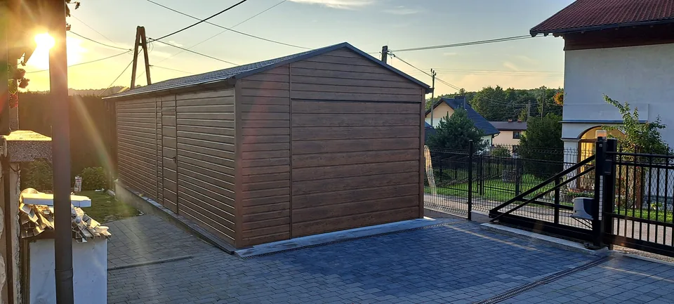 Realizácia ES STAL: plechová garáž u zákazníka, fotografia 1