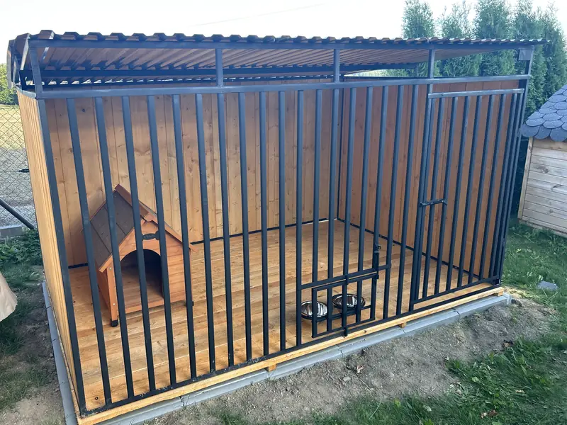 Kojec z drewnianą ścianą tylną i boczną, budą i uchwytem na miski